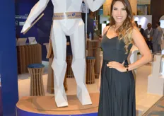 Claudia Mayorga with IncarPalm's Super Bananero paper statue.
